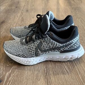 Nike Women’s Black and White Sneakers